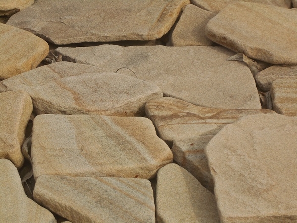 Камень песчаник природный окатанный. 3