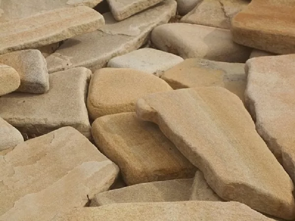 Камень песчаник природный окатанный.